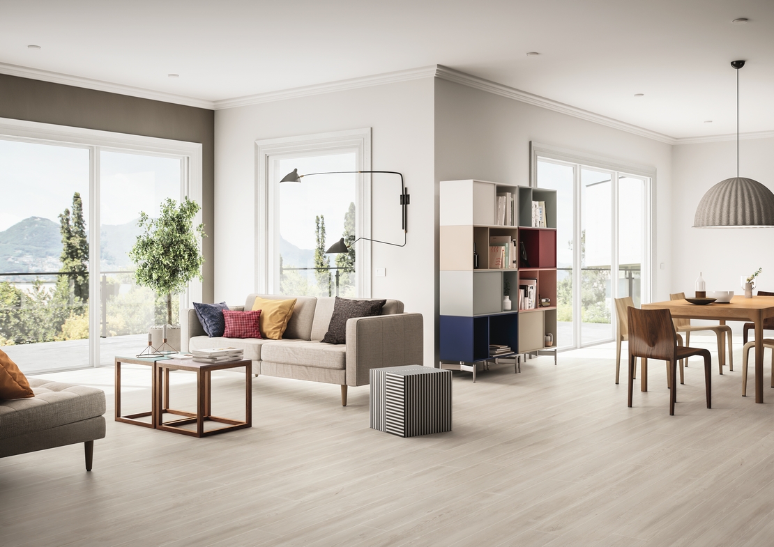 Séjour moderne ouvert effet bois et mur dans les tons de blanc. - Inspirations Iperceramica