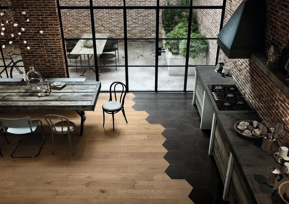 Cuisine ouverte minimaliste. Effet bois et béton avec mur en briques pour un style industriel. - Inspirations Iperceramica