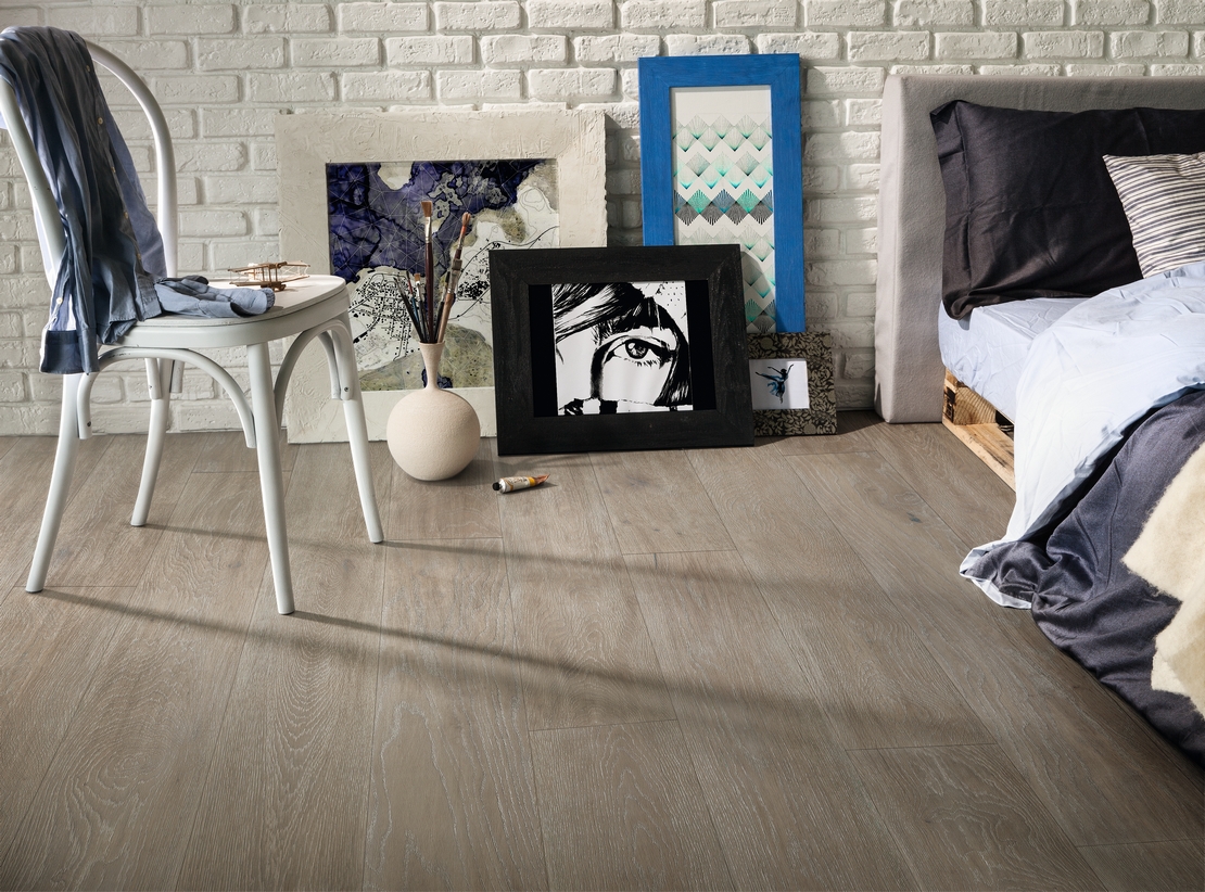 Chambre au style industriel rustique et moderne, parquet dans des tons de gris. - Inspirations Iperceramica