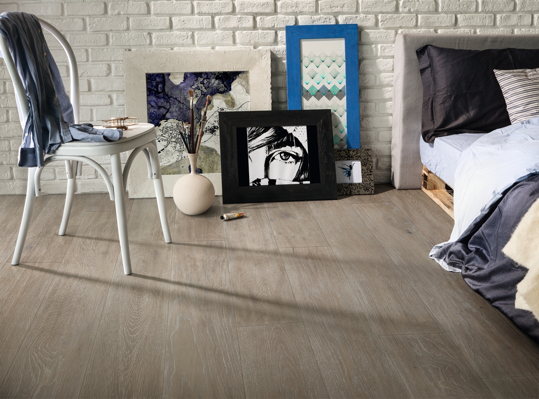 Rustikales und modernes Schlafzimmer im Industriestil, Parkett in Grautönen - Inspirationen Iperceramica
