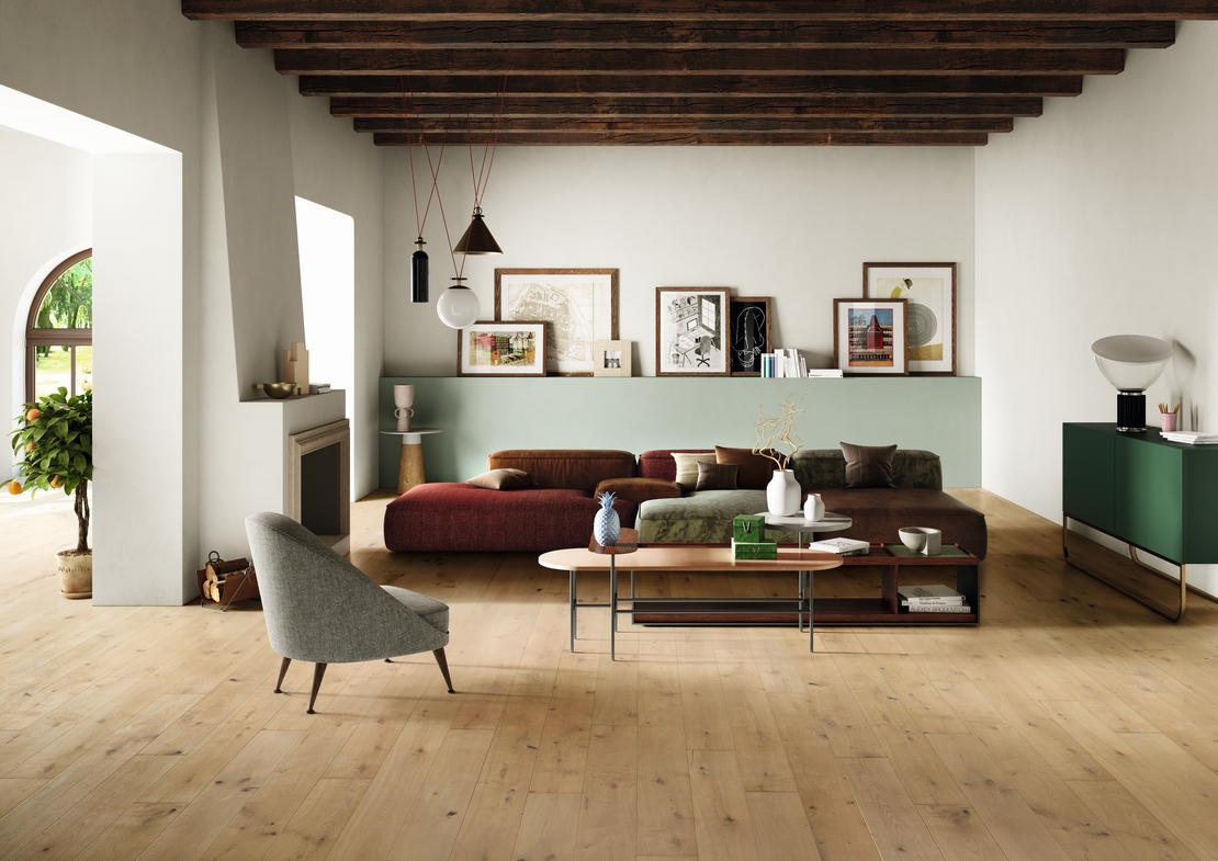 Modernes, offenes Wohnzimmer: Holzoptik und Weiß -und Grüntöne - Inspirationen Iperceramica