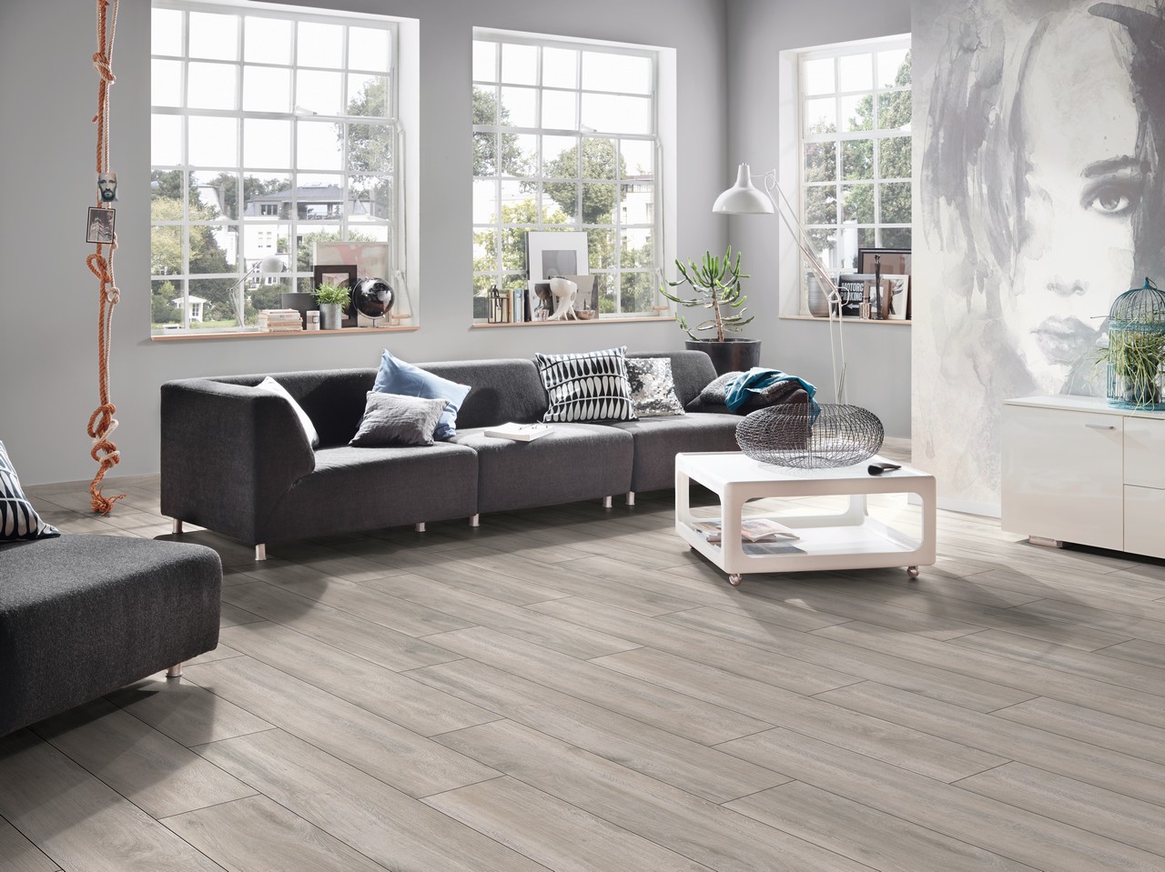 Soggiorno elegante con pavimento effetto legno grigio in stile moderno - Ambienti Iperceramica