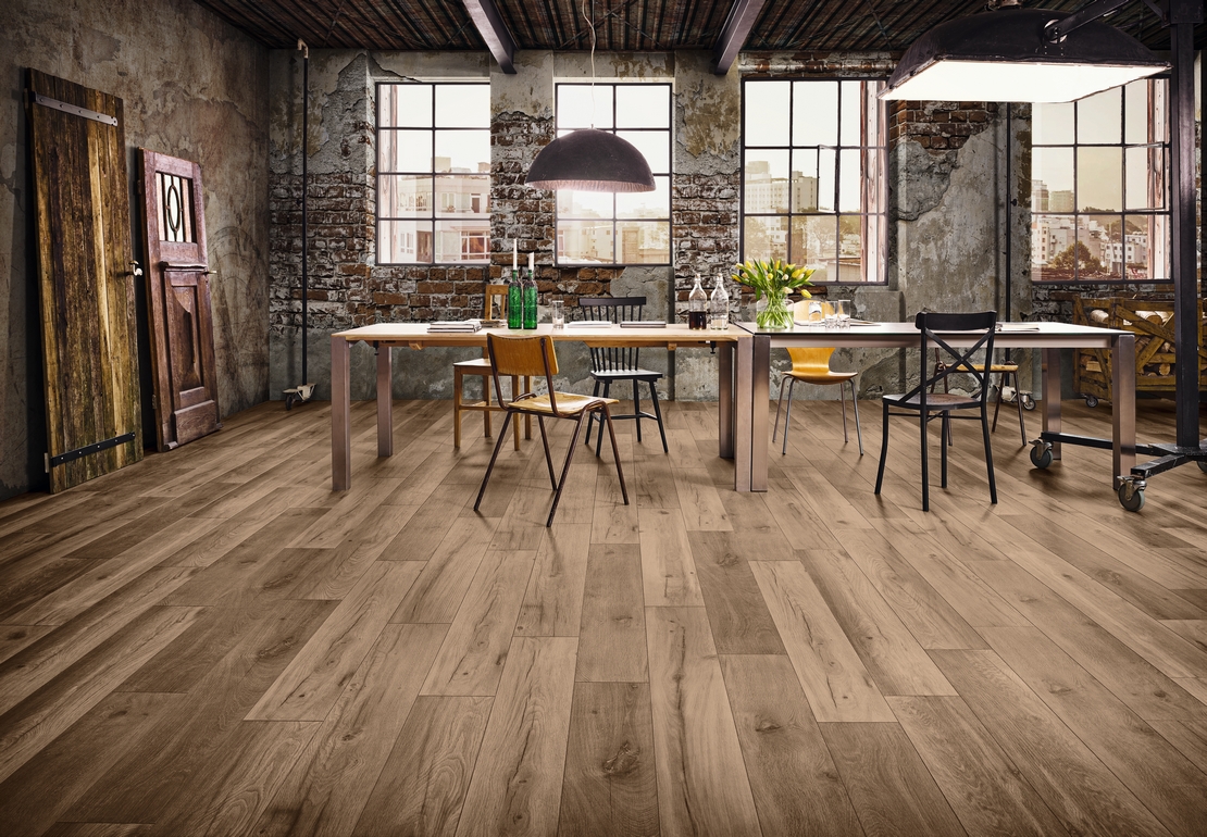 Soggiorno vintage industriale, pavimento laminato effetto legno chiaro - Ambienti Iperceramica