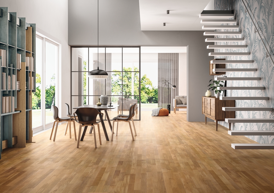 Modernes, offenes Wohnzimmer: Gebürstetes Eichenparkett und Weißtöne für einen klassischen Touch - Inspirationen Iperceramica