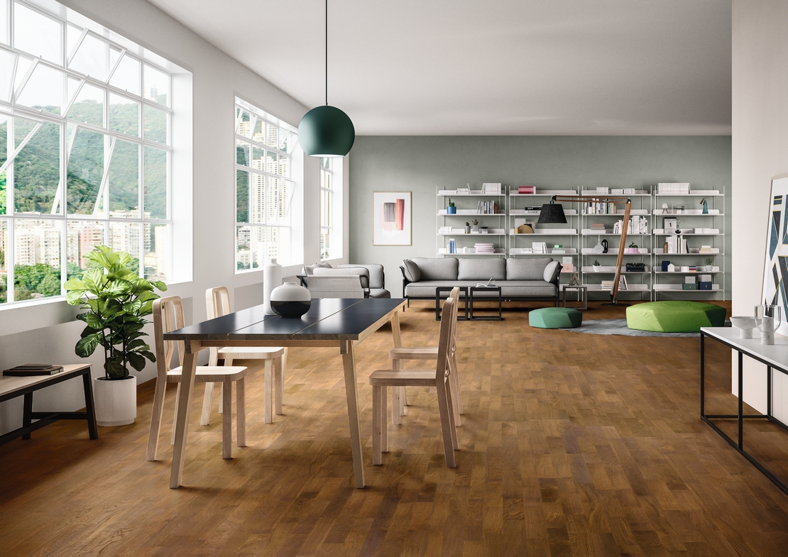 Soggiorno open space moderno sui toni del bianco, parquet rovere spazzolato - Ambienti Iperceramica