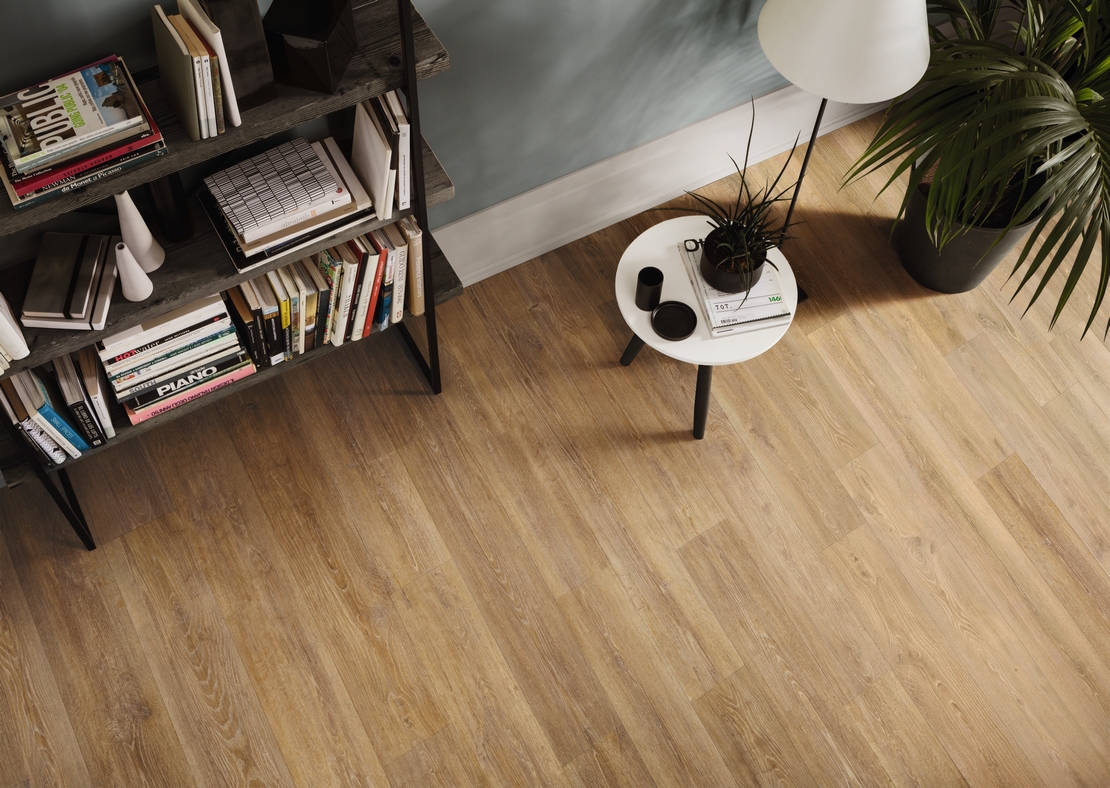 Soggiorno moderno luminoso, pavimento laminato effetto legno naturale - Ambienti Iperceramica