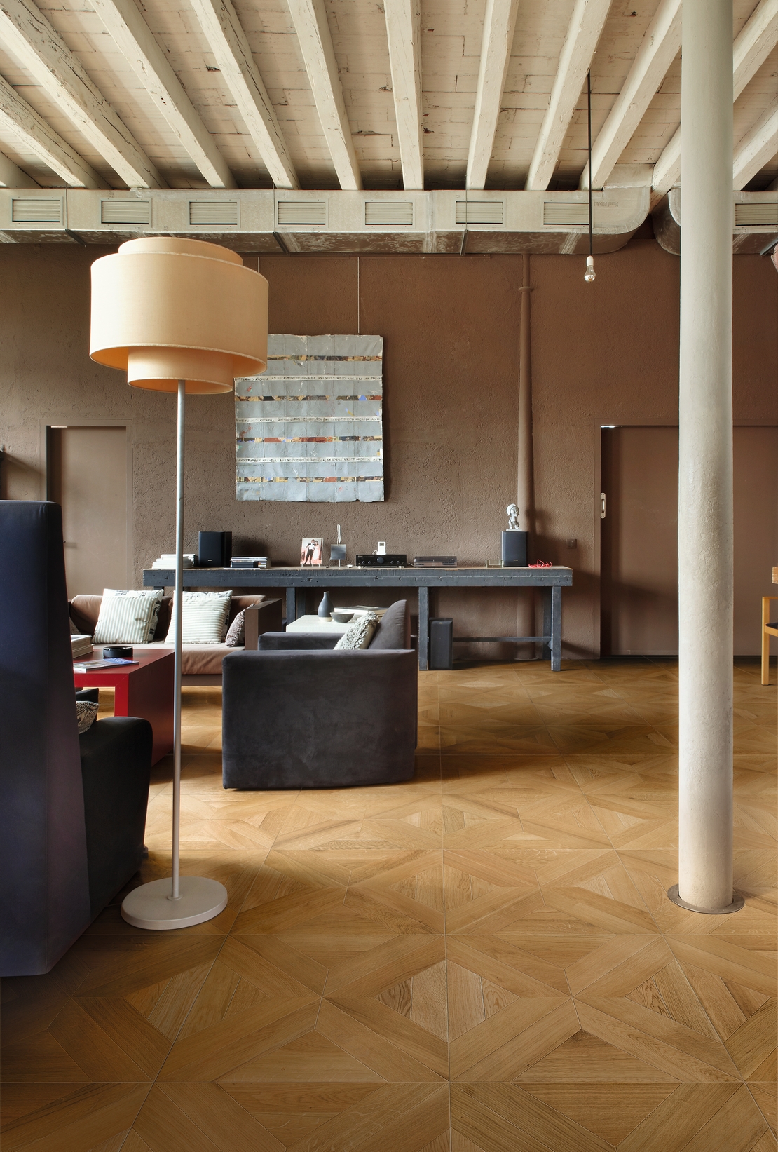 Soggiorno industriale rustico, parquet a cassettoni rovere e toni beige grigio - Ambienti Iperceramica