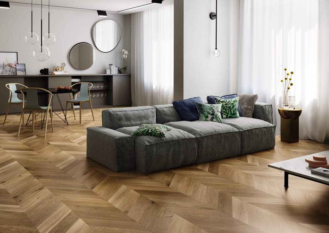 Soggiorno moderno open space bianco , parquet spina ungherese per un effetto di lusso - Ambienti Iperceramica