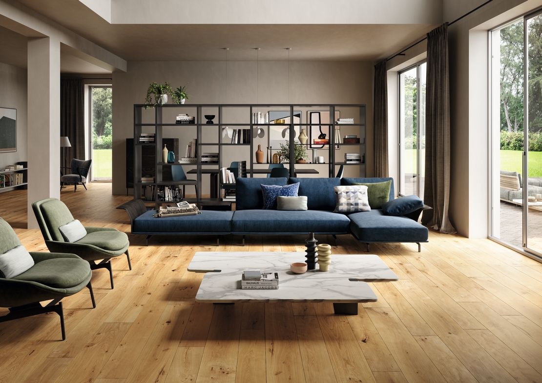 Modernes, offenes Wohnzimmer in Beige, Parkett in Altholzoptik für einen luxuriösen Hauch - Inspirationen Iperceramica