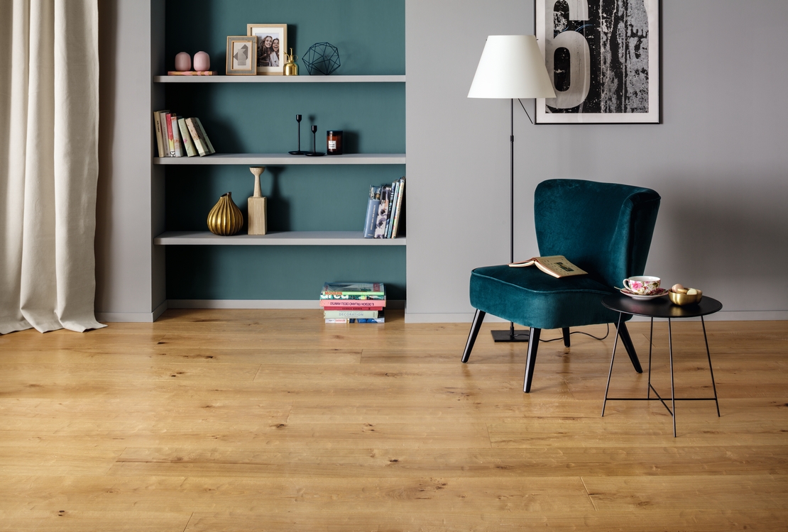 Séjour moderne beige, parquet effet bois vieilli pour une touche rustique. - Inspirations Iperceramica