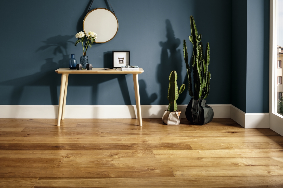 Séjour chic, parquet en panneaux de luxe et tons bleus. - Inspirations Iperceramica