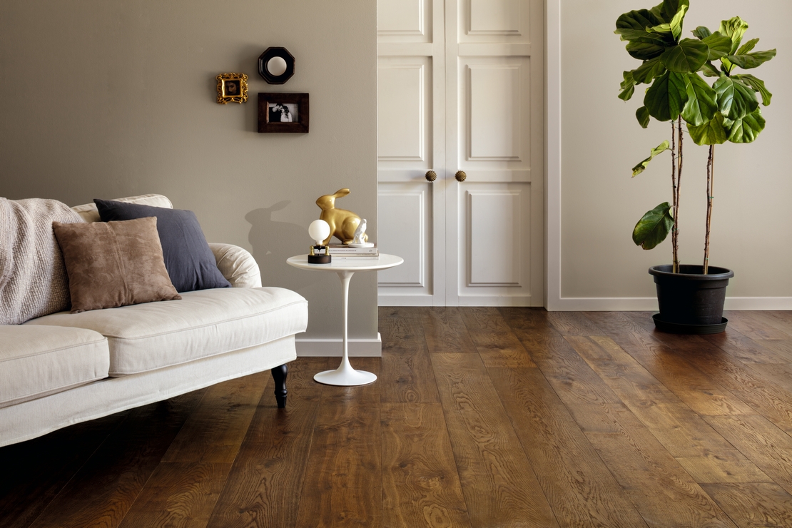 Modernes Wohnzimmer in Grau und Beige, elegantes Parkett mit dunklem Altholzeffekt - Inspirationen Iperceramica