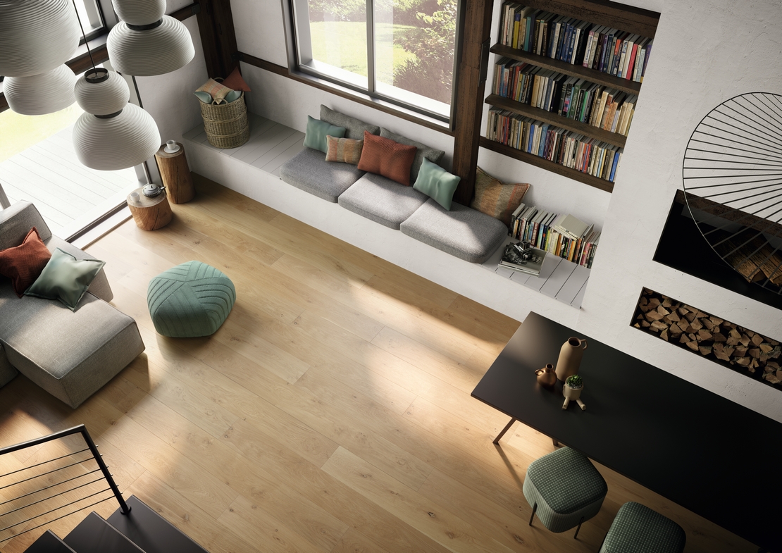 Elegantes Wohnzimmer mit Kamin: Naturparkett und Weißtöne für einen Hauch von Luxus - Inspirationen Iperceramica