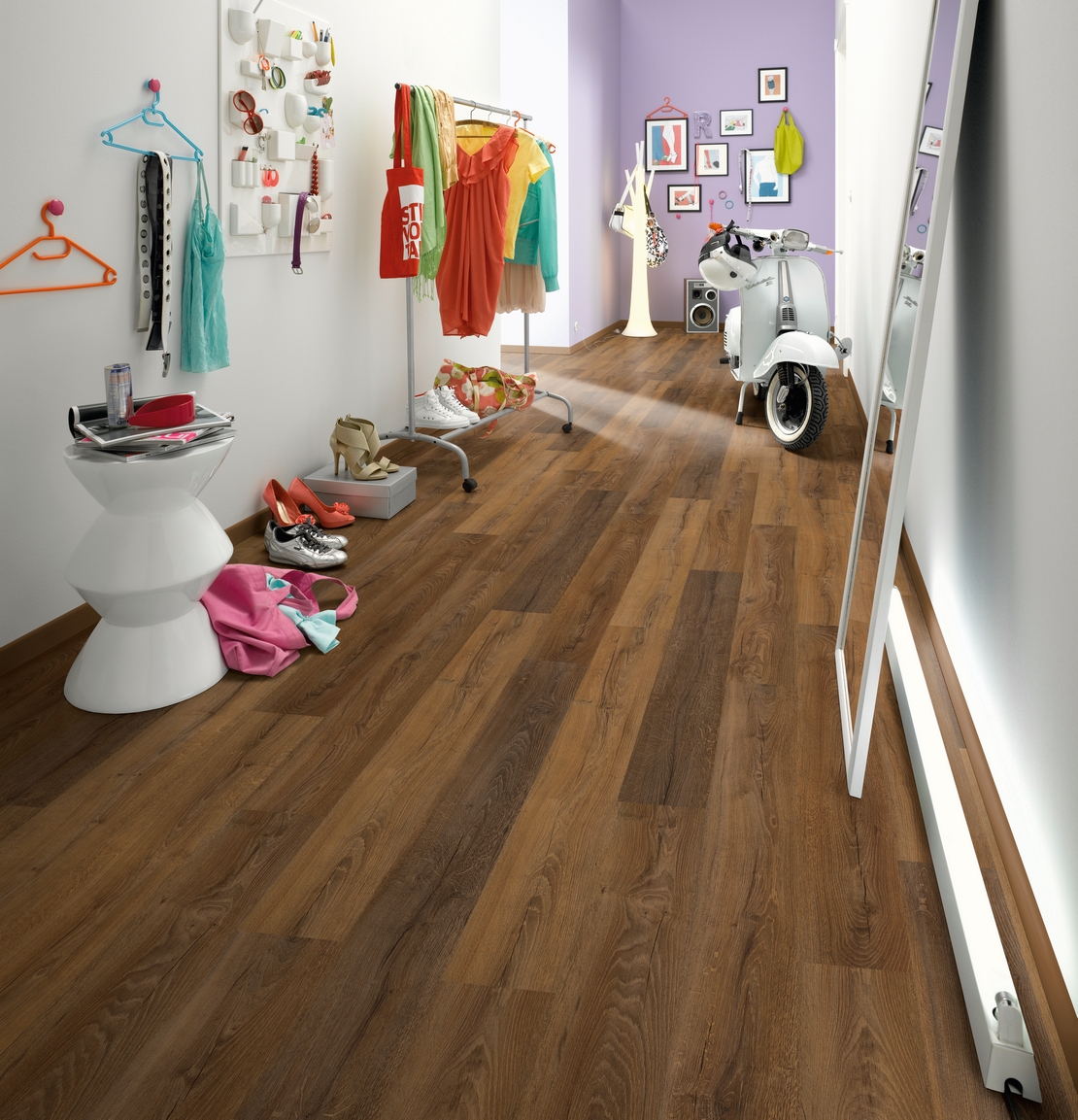 Weißes, modernes Wohnzimmer: Rustikaler Laminatboden in Holzoptik - Inspirationen Iperceramica