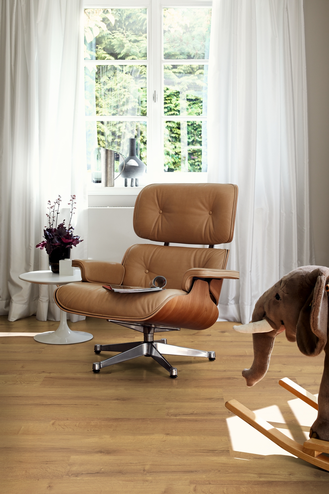 Vintage Wohnzimmer: Laminatboden in Holzoptik in eleganten Weißtönen - Inspirationen Iperceramica