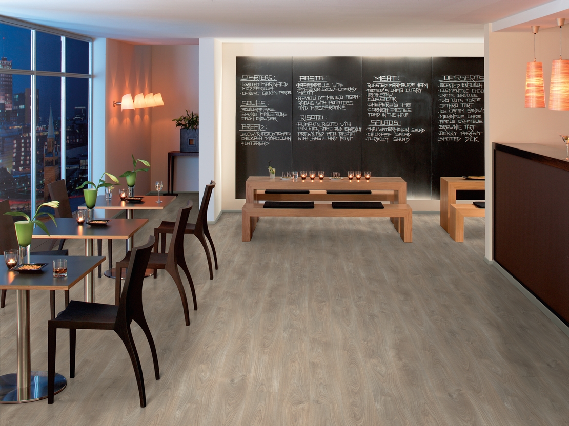 Ristorante-Bar moderno con pavimento laminato effetto legno, toni del grigio scuro  e verde - Ambienti Iperceramica