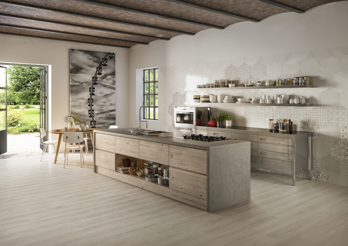 Rustikale Küche mit weißer und grauer Insel. Holzoptik für einen Hauch von Vintage - Inspirationen Iperceramica