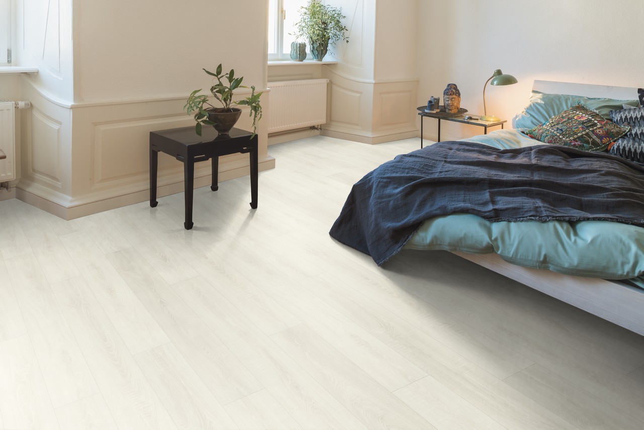 Modernes Schlafzimmer mit Boden in Holzoptik in hellen Tönen für einen eleganten Hauch - Inspirationen Iperceramica