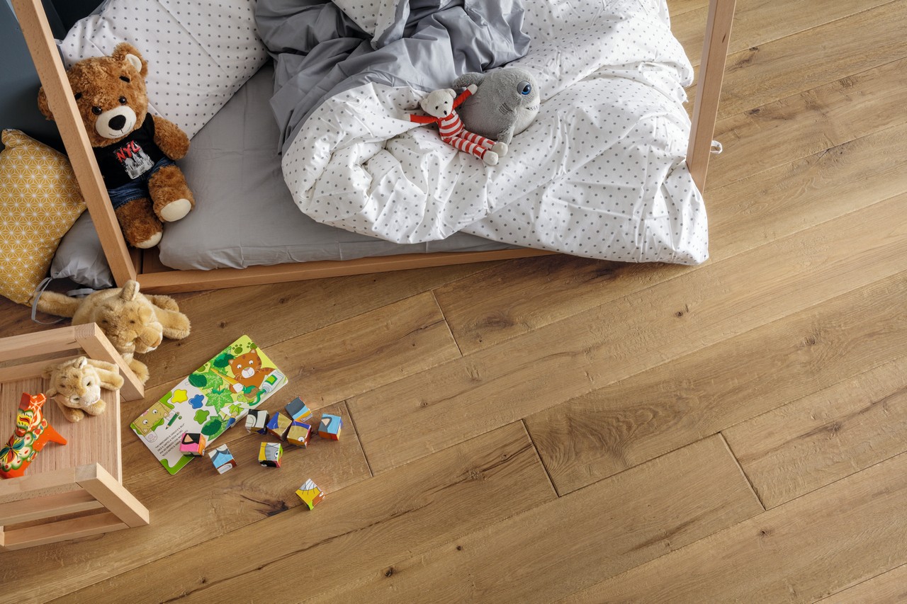 Camera da letto shabby con pavimento effetto legno sui toni del beige e marrone - Ambienti Iperceramica