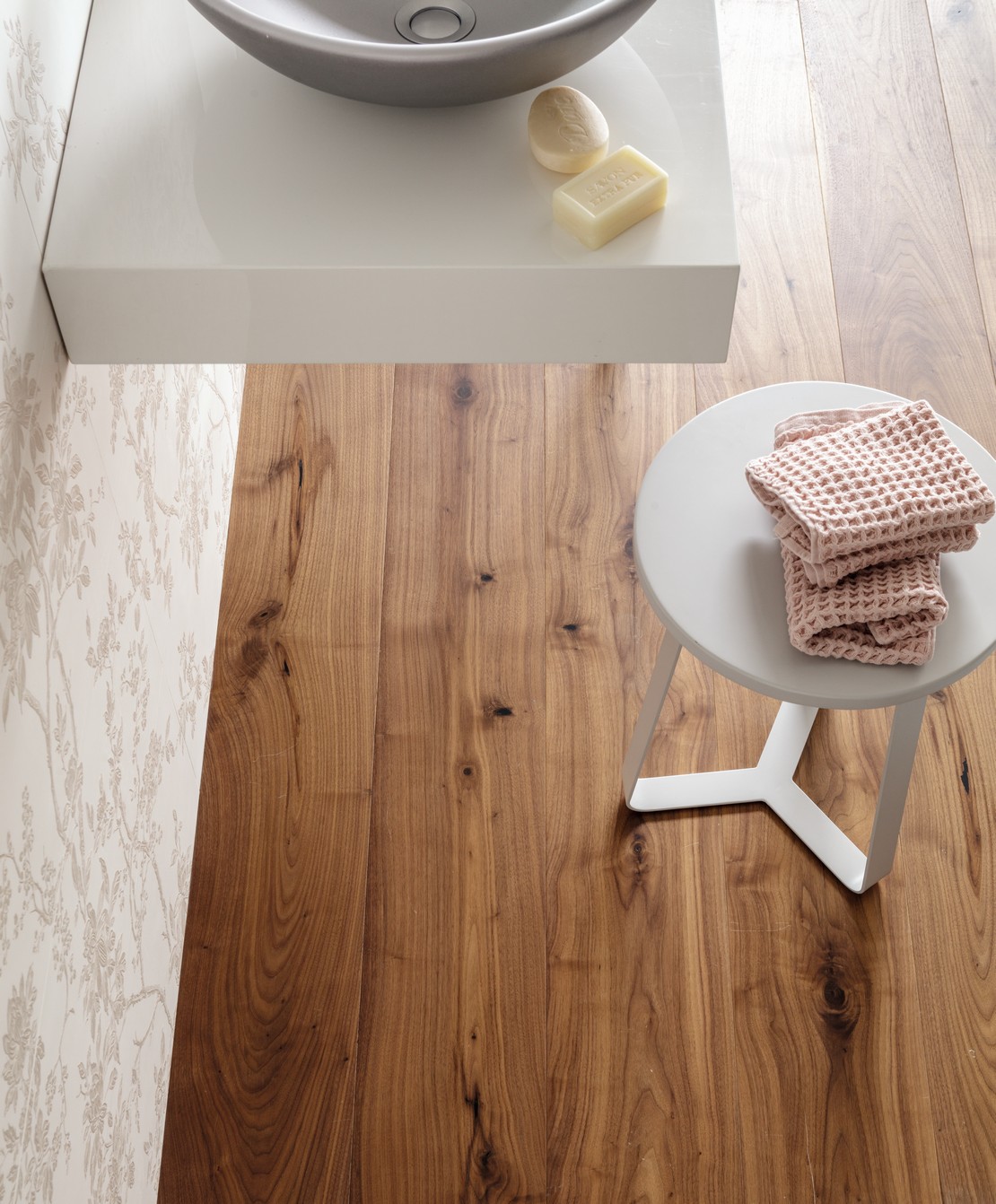 Small modern bathroom with brown parquet and vintage-effect wallpaper
