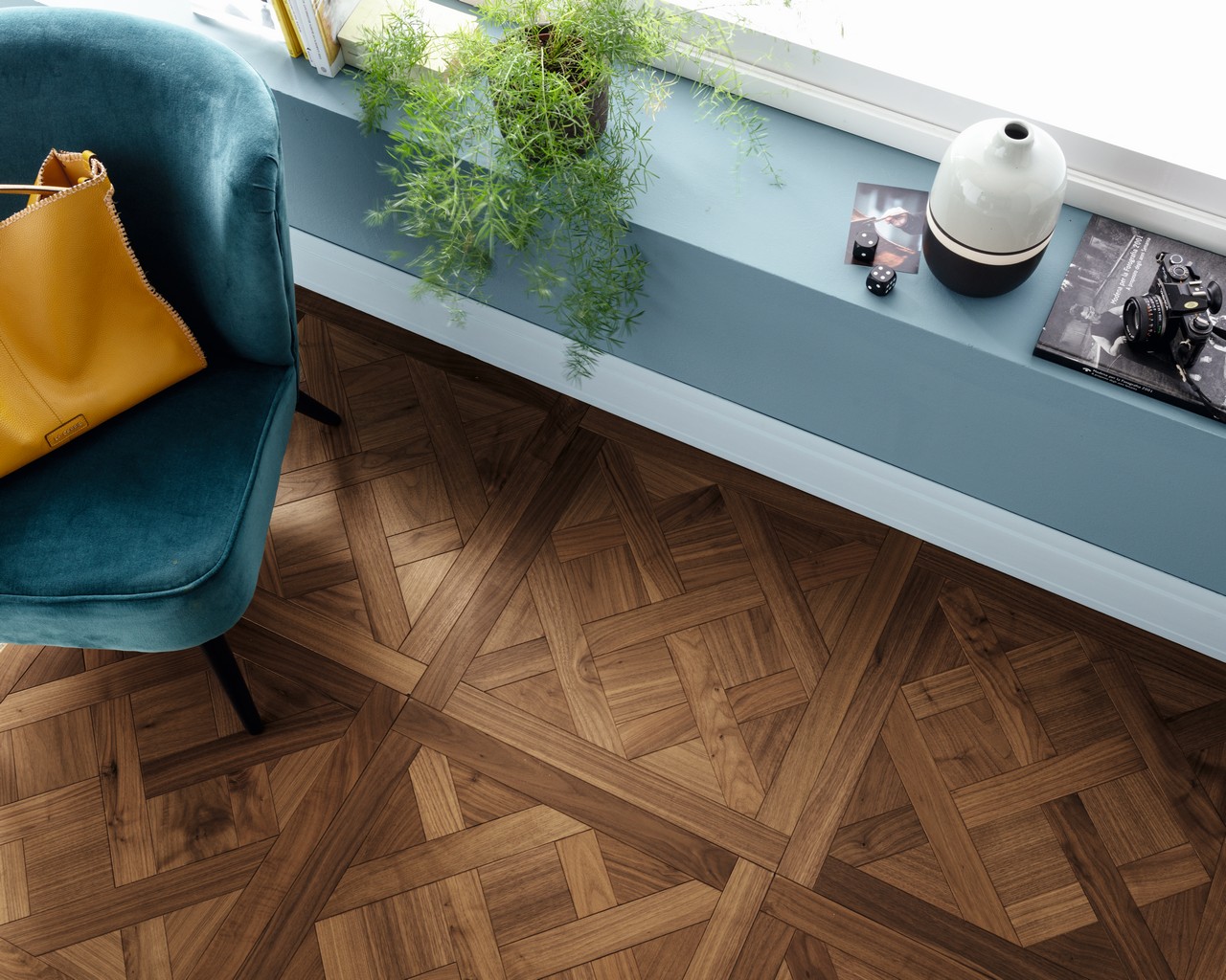 Séjour chic avec parquet effet bois et mur dans les tons de bleu. - Inspirations Iperceramica