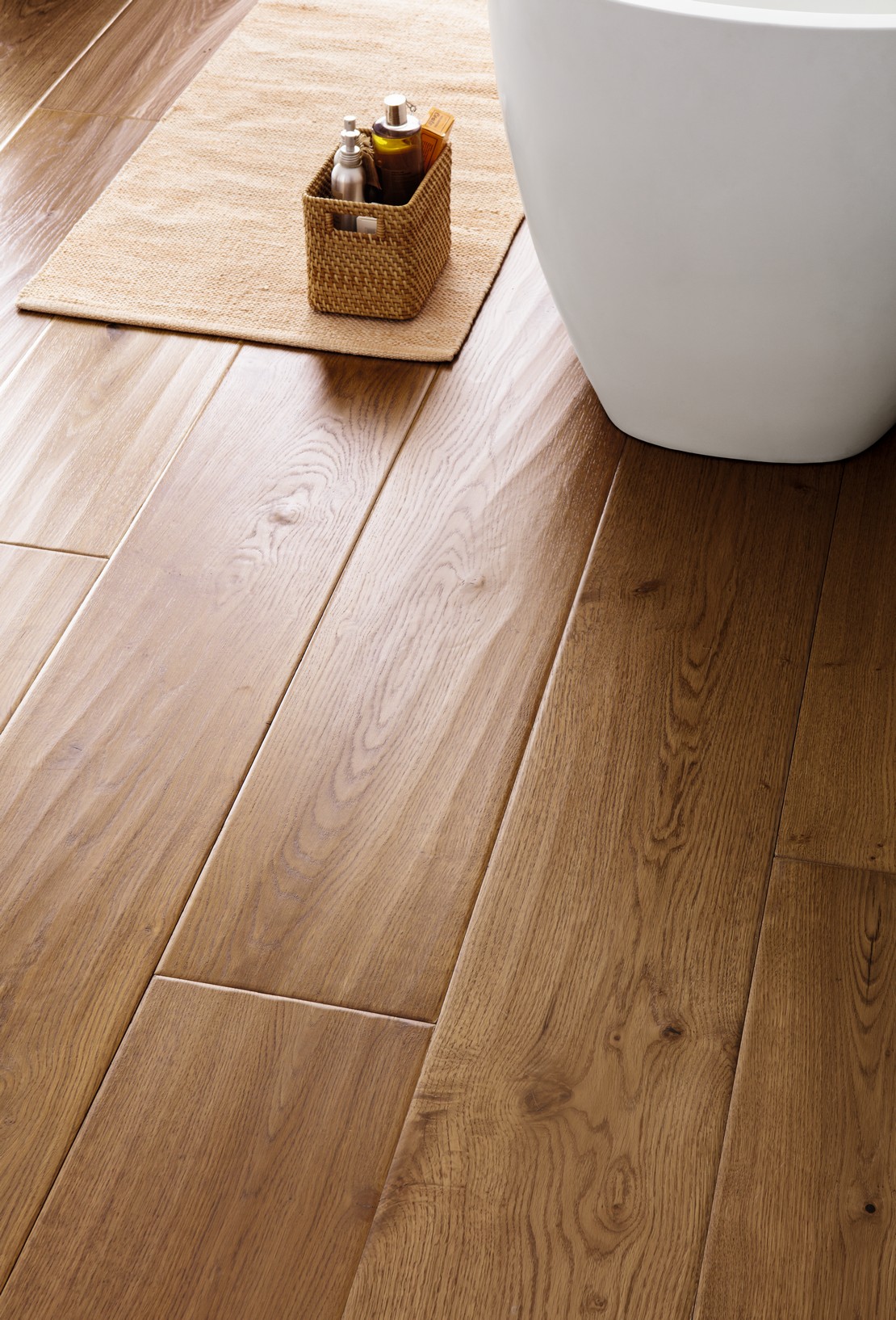 Salle de bains moderne avec baignoire et parquet marron - Inspirations Iperceramica