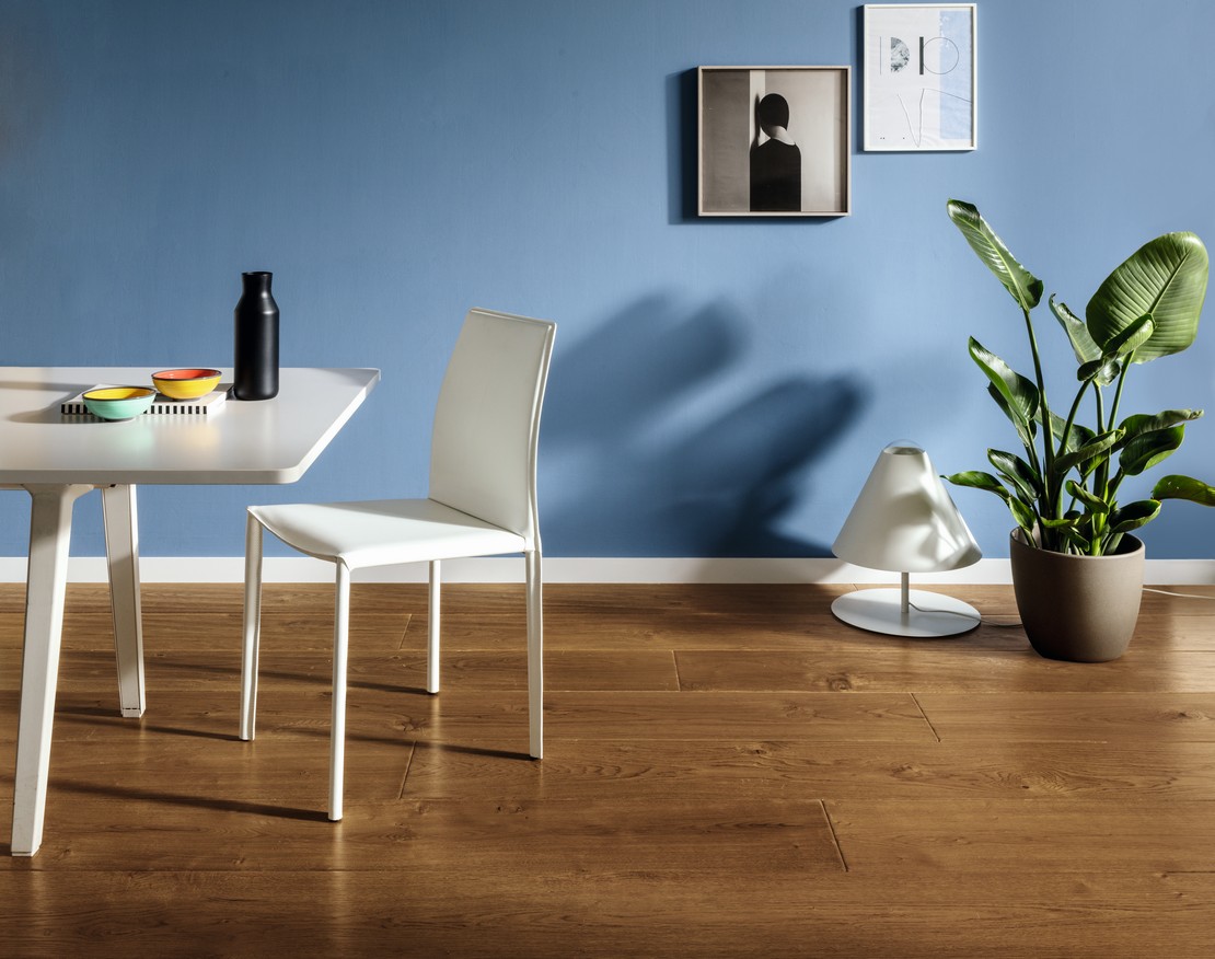 Cuisine moderne avec sol en bois et murs colorés - Inspirations Iperceramica