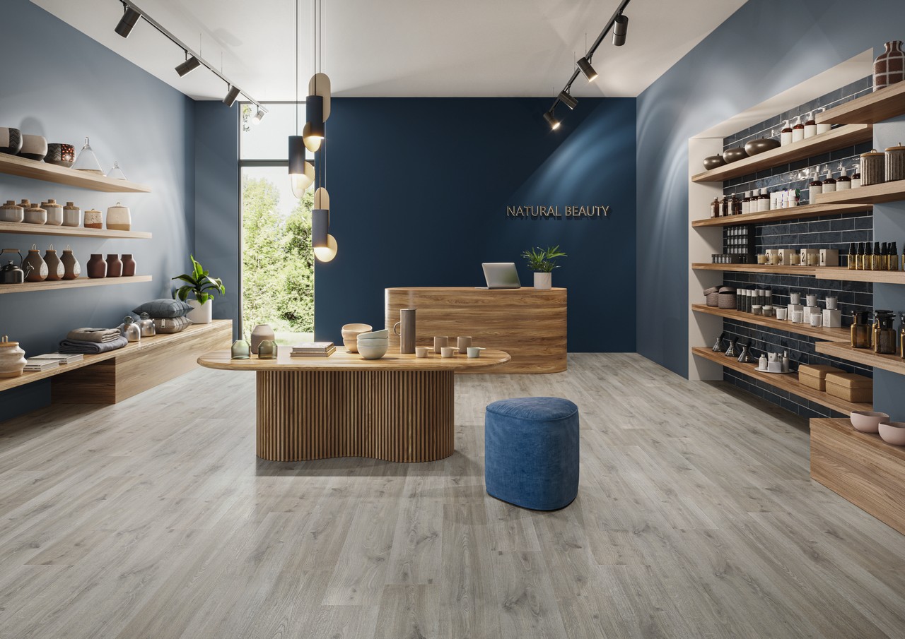 Modernes Geschäft mit Boden in Holzoptik und Wänden in Blautönen - Inspirationen Iperceramica