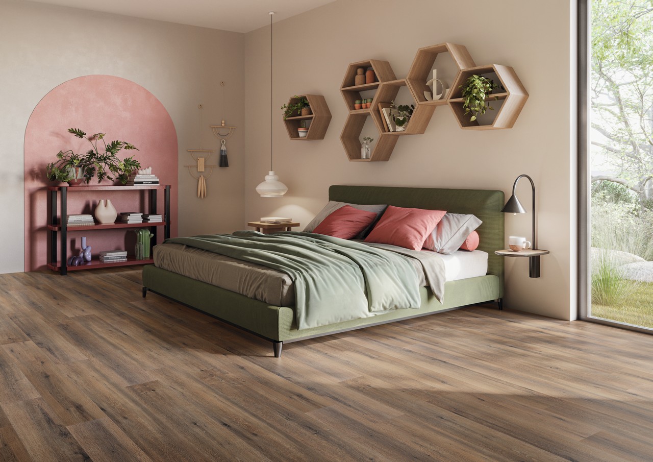 Camera da letto moderna con pavimento effetto legno e pareti sui toni rosa  - Ambienti Iperceramica