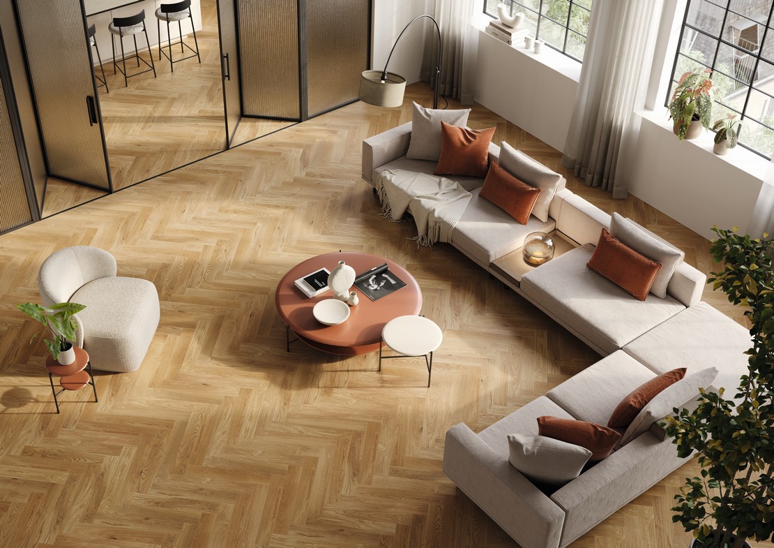 Séjour moderne aux tons chauds avec sol en bois en chevron - Inspirations Iperceramica