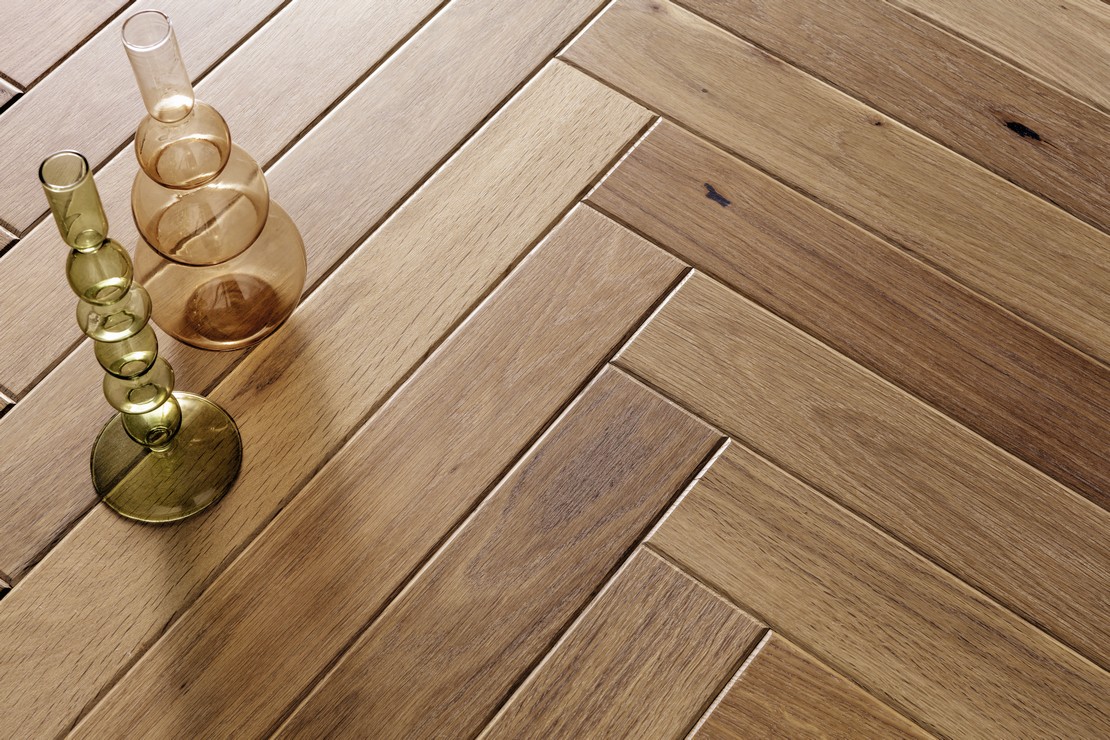 Séjour classique avec parquet beige pour une touche de luxe - Inspirations Iperceramica