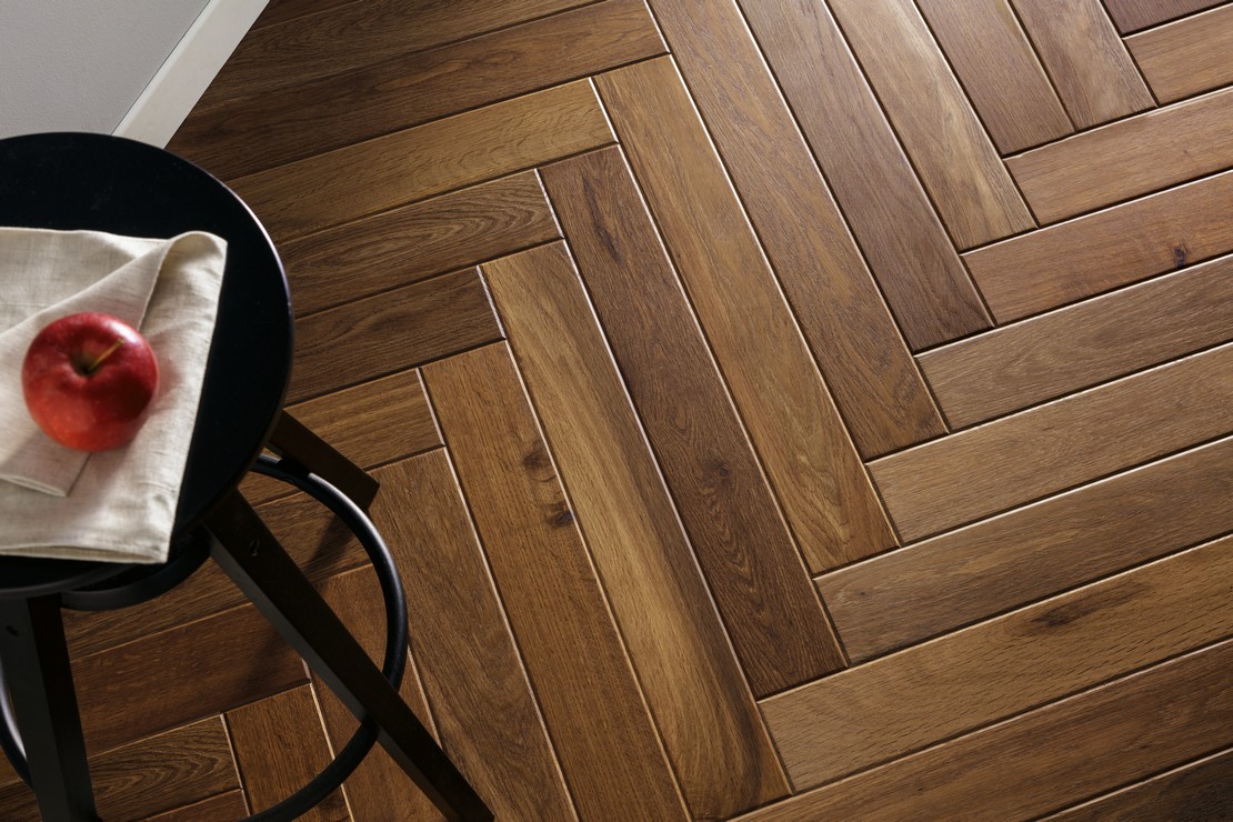 Séjour moderne avec sol imitation bois marron - Inspirations Iperceramica