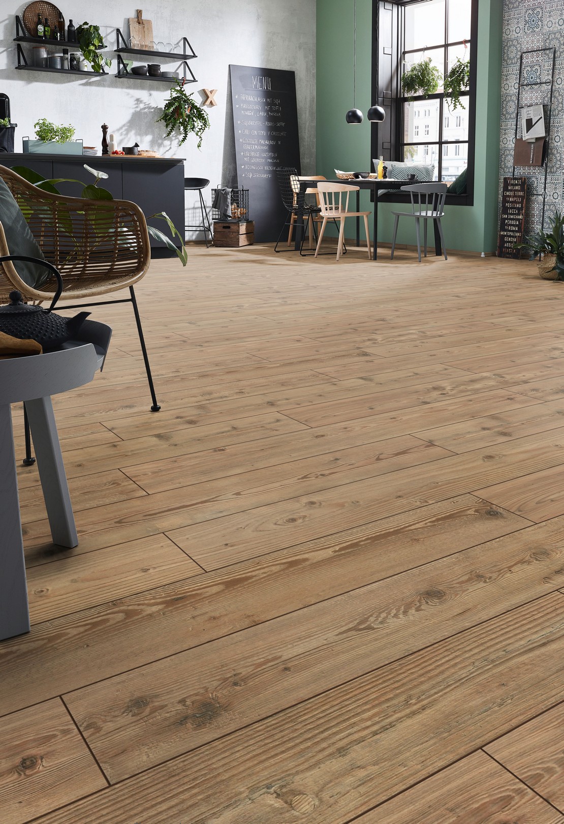 Bar au style moderne industriel avec sol effet bois - Inspirations Iperceramica
