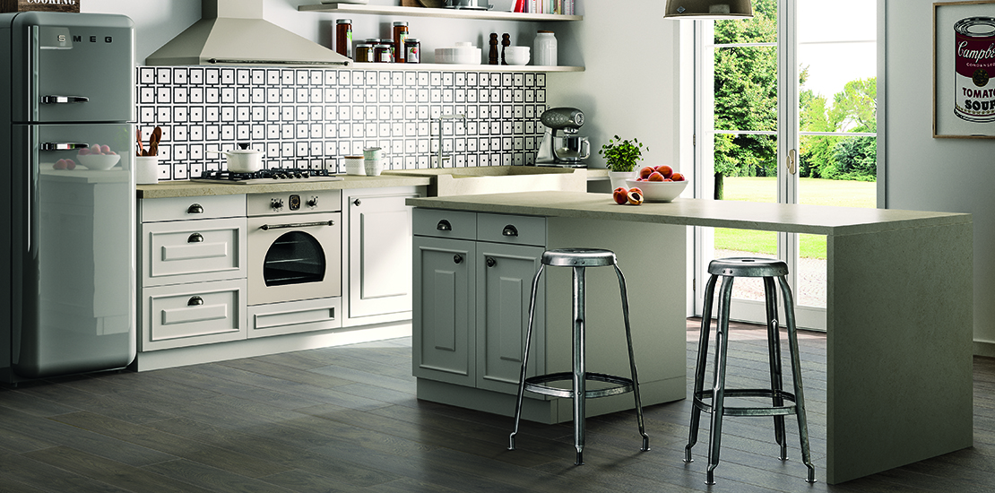 Cucina in stile vintage con isola effetto legno sui toni del grigio e bianco - Ambienti Iperceramica