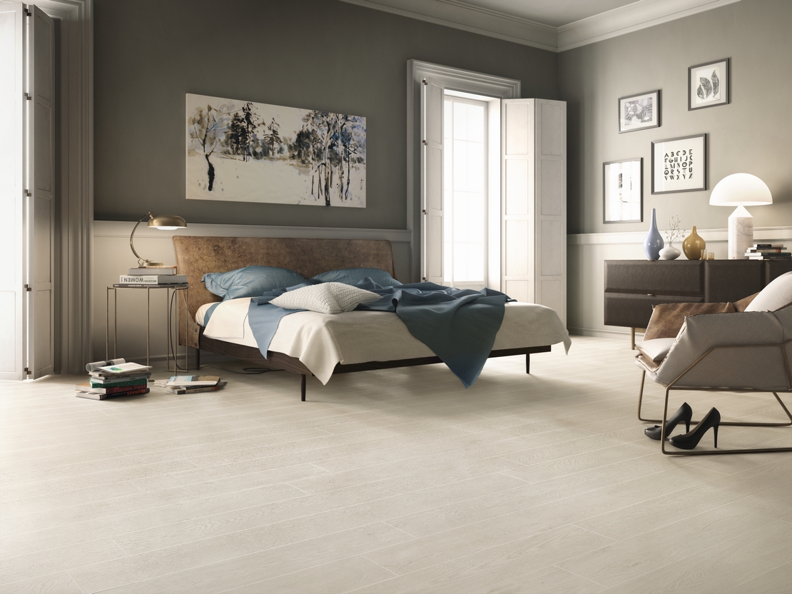 Camera da letto elegante, classica, nei toni bianco e grigio, effetto legno moderno - Ambienti Iperceramica