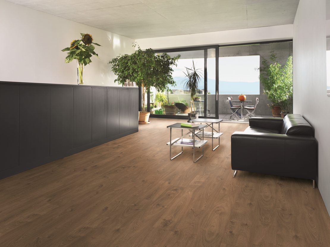 Elegant and modern living room with wood-effect laminate flooring