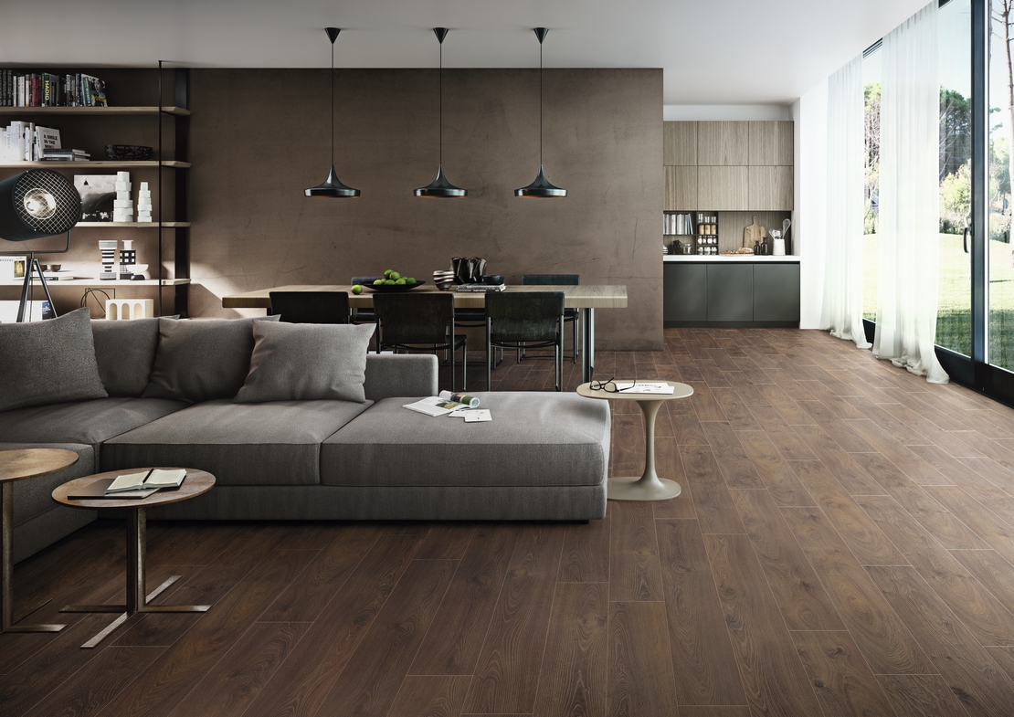 Soggiorno moderno open space: pavimento laminato effetto legno scuro elegante - Ambienti Iperceramica