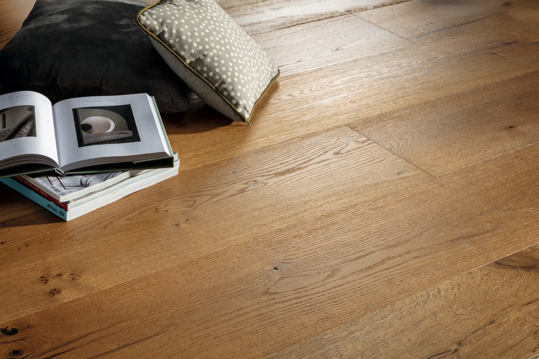 Soggiorno moderno con pavimento in legno - Ambienti Iperceramica