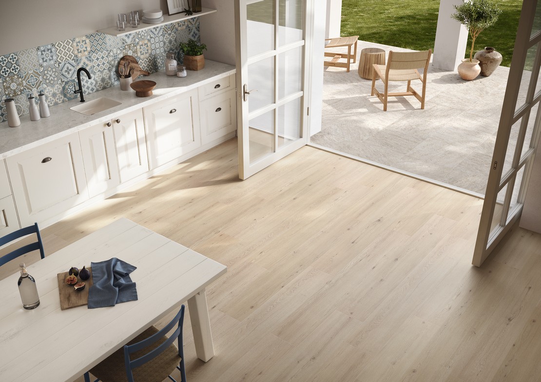 Cuisine style vintage traditionnel avec carreaux de ciment et sol effet bois - Inspirations Iperceramica