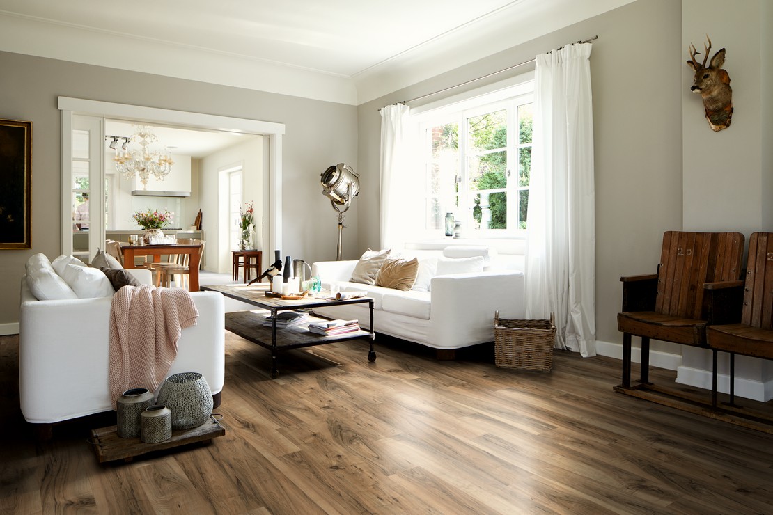 Classic living room with wood-effect flooring