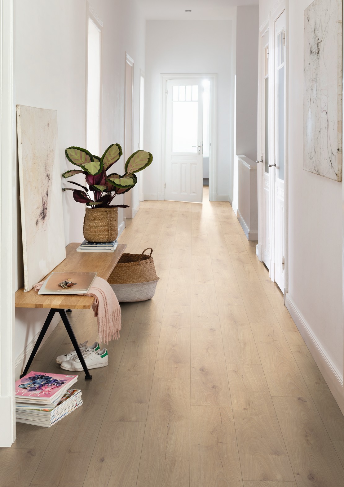 Entrée classique vintage avec un sol imitation bois - Inspirations Iperceramica