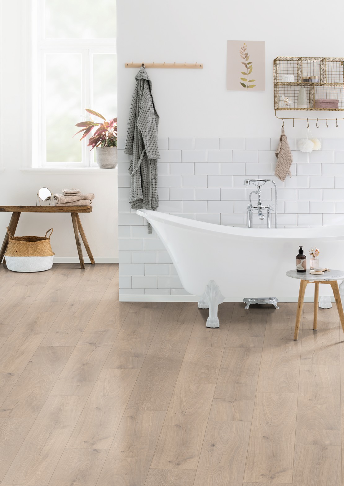 Salle de bains vintage avec baignoire et sol effet bois - Inspirations Iperceramica