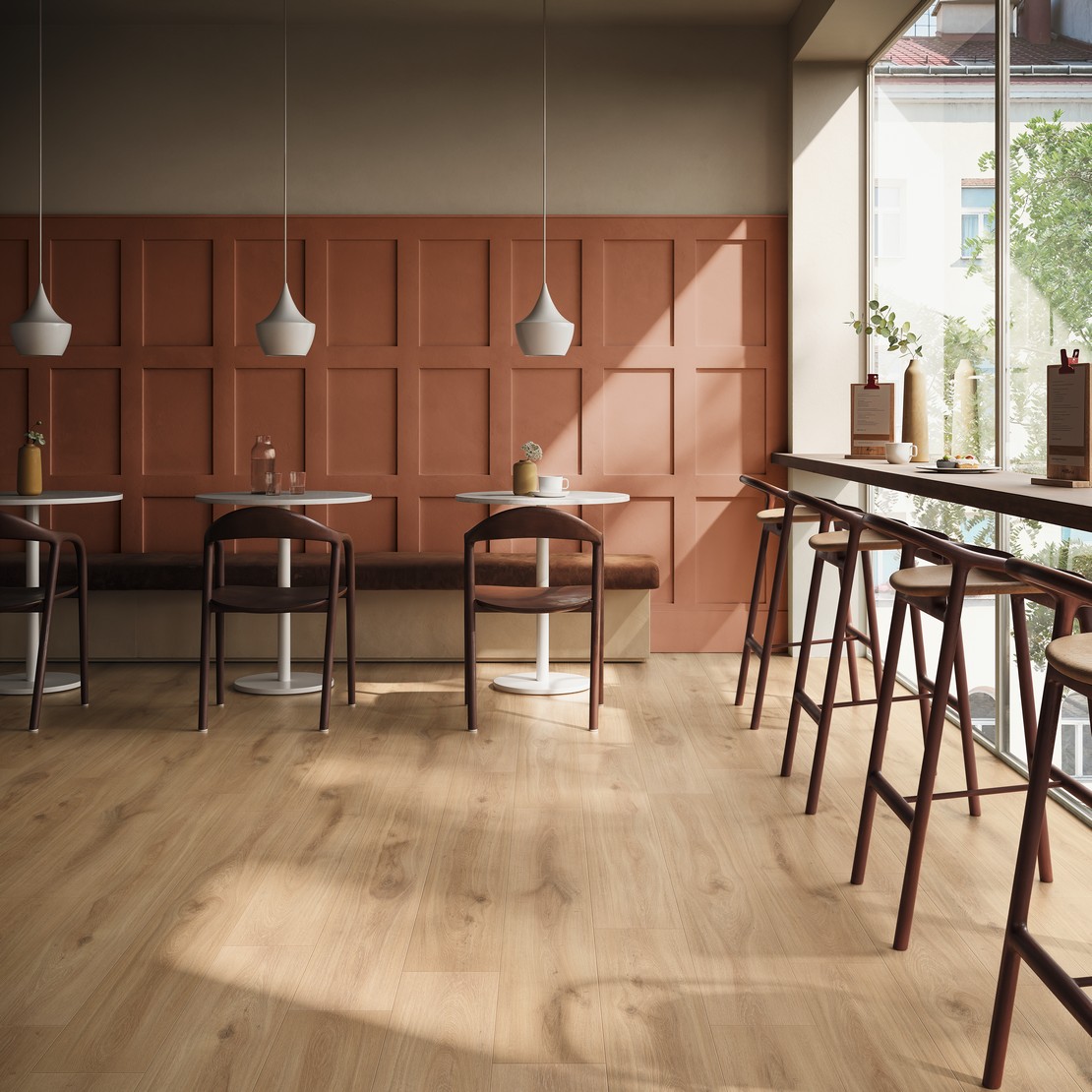 Bar moderne aux tons chauds avec un sol effet bois - Inspirations Iperceramica