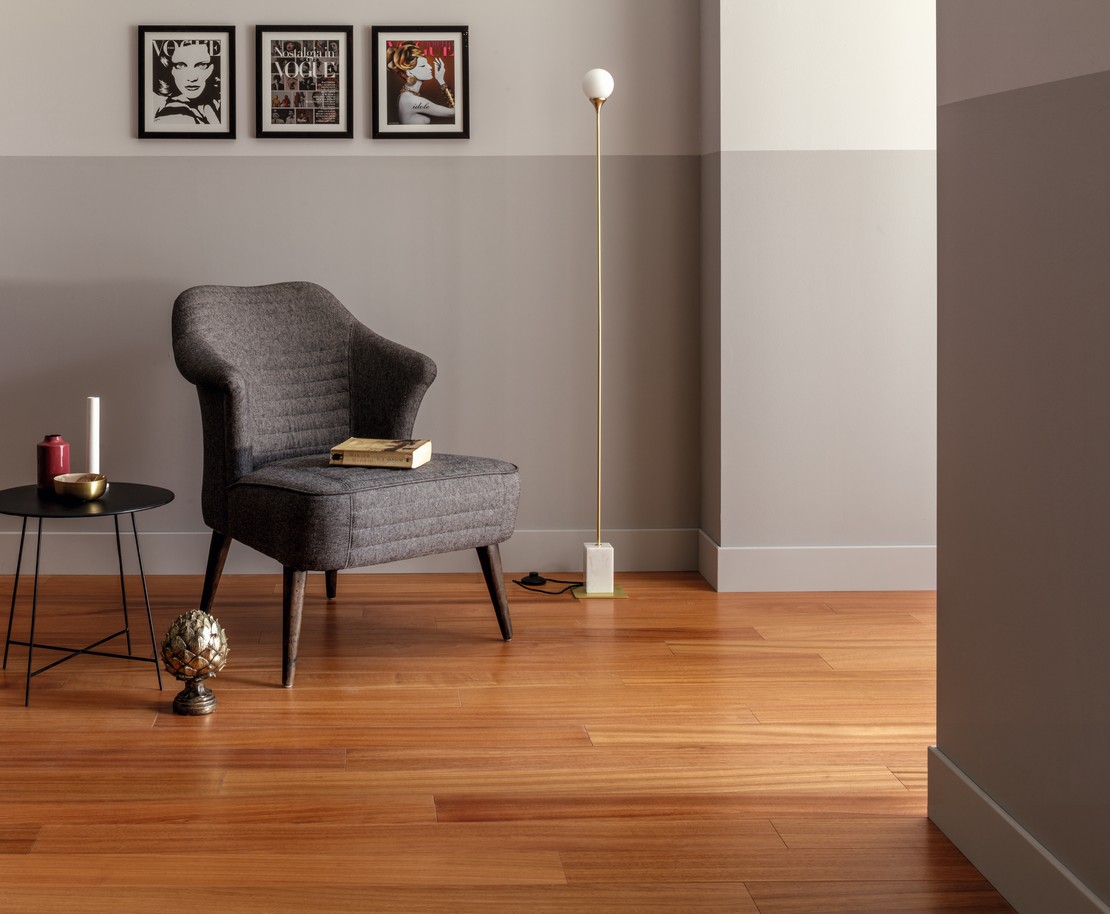 Entrée élégante et luxueuse avec parquet en bois marron - Inspirations Iperceramica