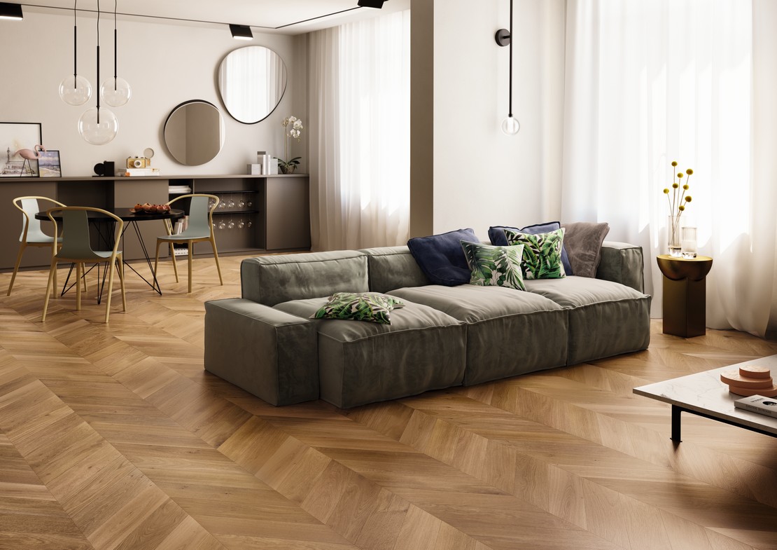Déjour moderne et élégant avec parquet en bois chêne naturel chevron - Inspirations Iperceramica