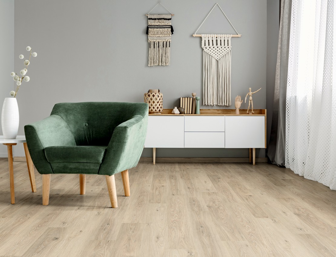 Modernes Wohnzimmer mit hellem Eichenholzoptik Boden - Inspirationen Iperceramica