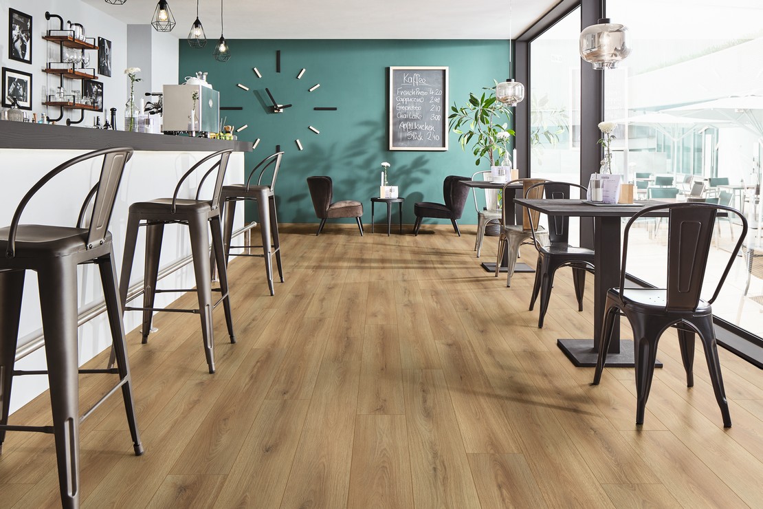 Bar restaurant moderne et industriel avec sol en stratifié effet bois chêne naturel - Inspirations Iperceramica
