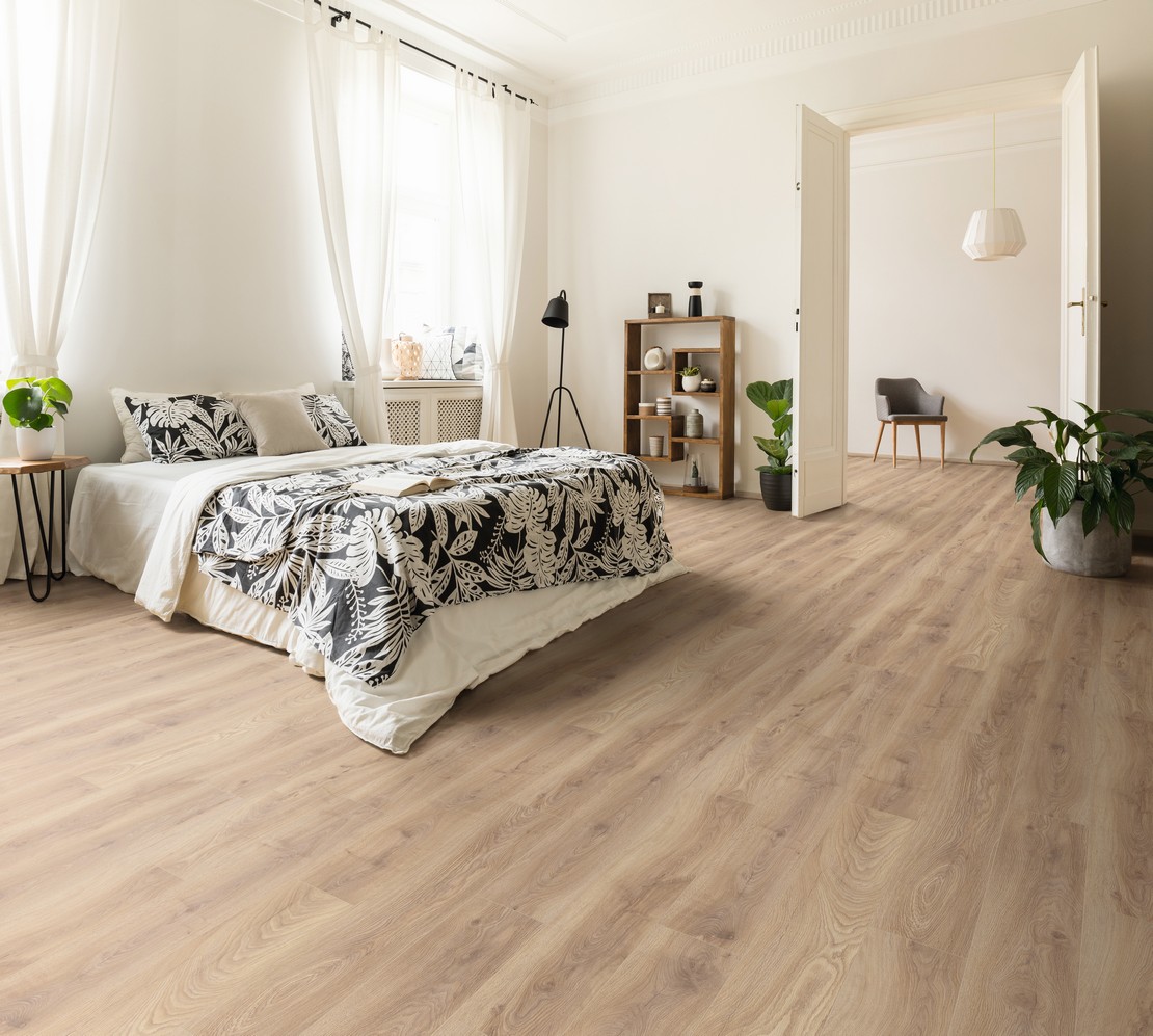 Chambre à coucher moderne et élégante avec sol en stratifié effet bois beige - Inspirations Iperceramica