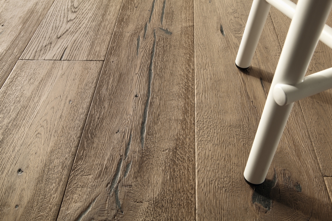 Elegant living room: wood-effect oak parquet for a rustic style