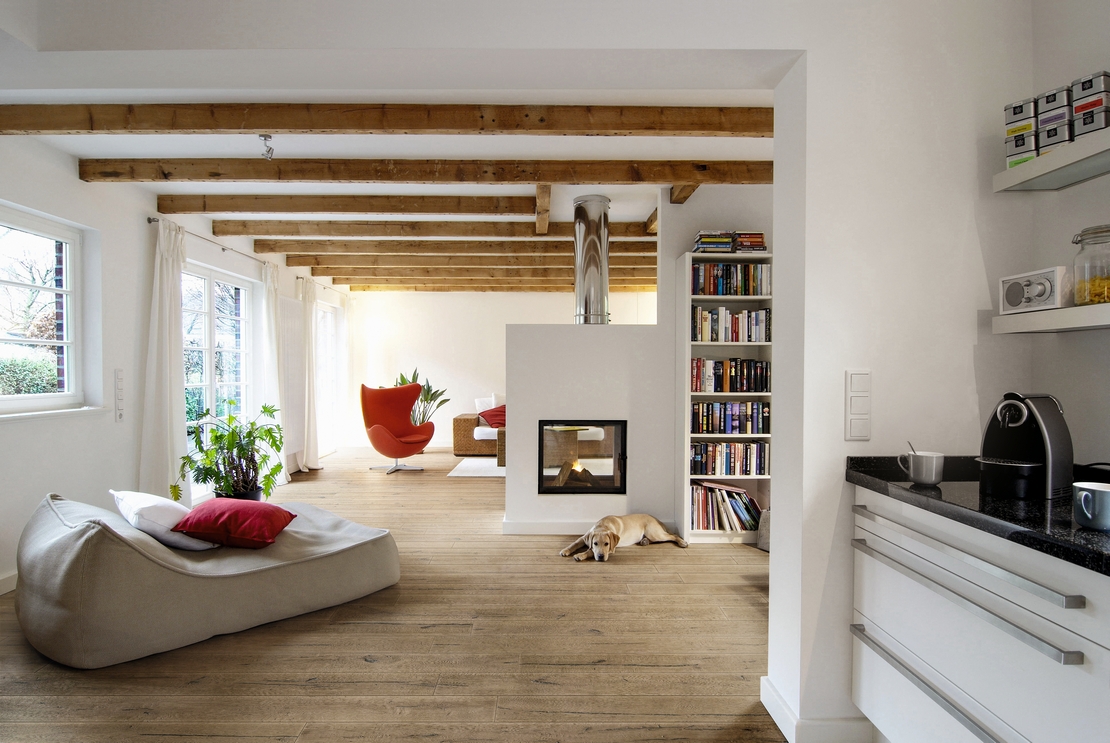 Elegantes Wohnzimmer mit Kamin: Eichenparkett in Holzoptik für einen rustikalen Stil - Inspirationen Iperceramica